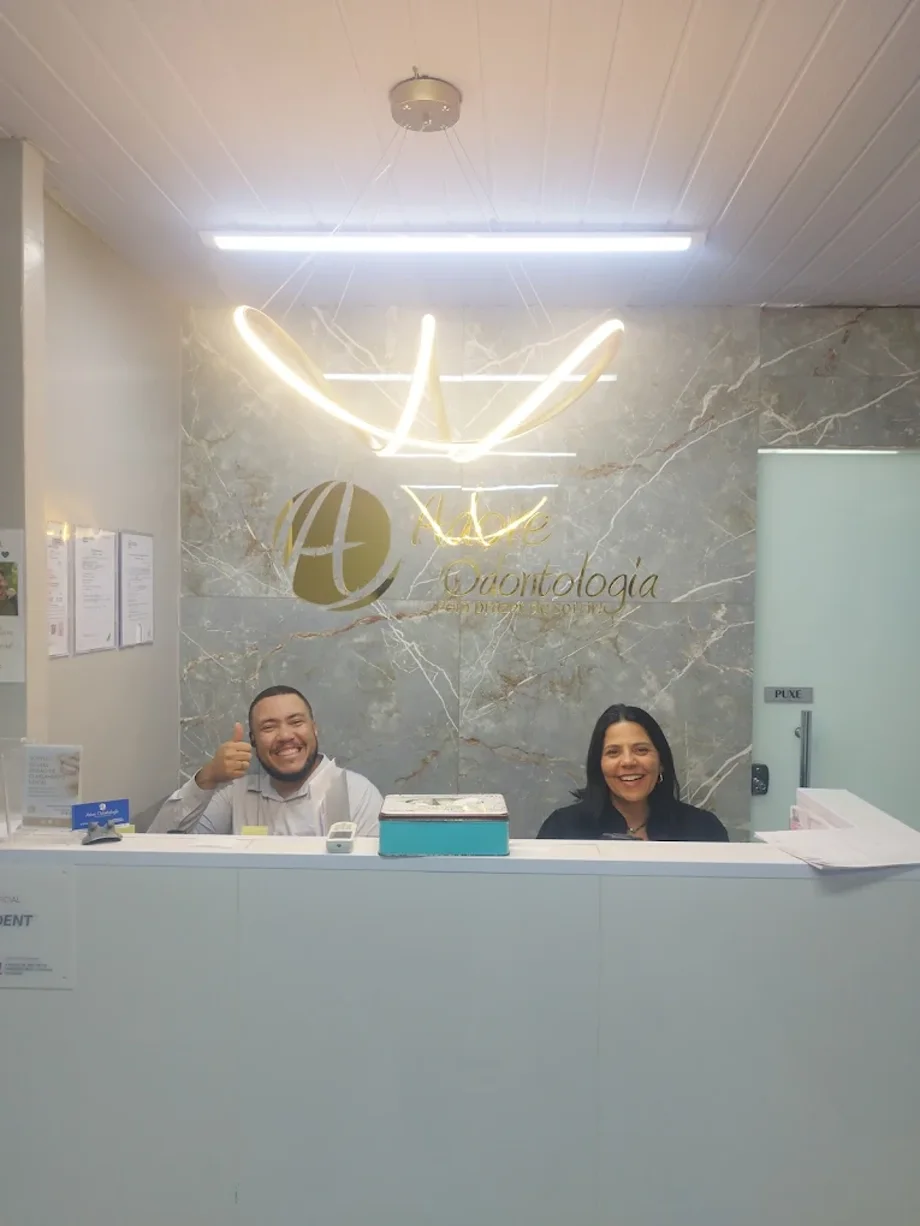 Equipe da Adore Odontologia na recepção da clínica